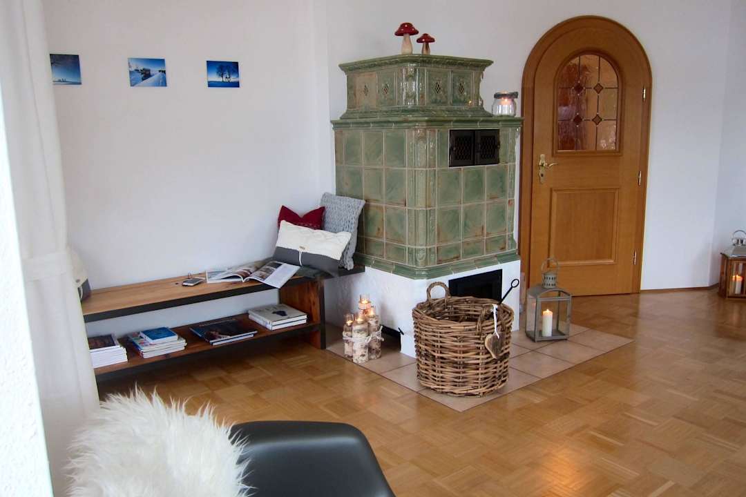 Lassen Sie sich am Kachelofen nieder! Ferienwohnung Alpspitzliebe