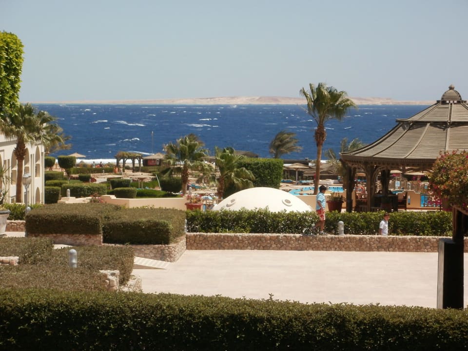Vom Hotel Richtung Strand Charmillion Gardens Aquapark