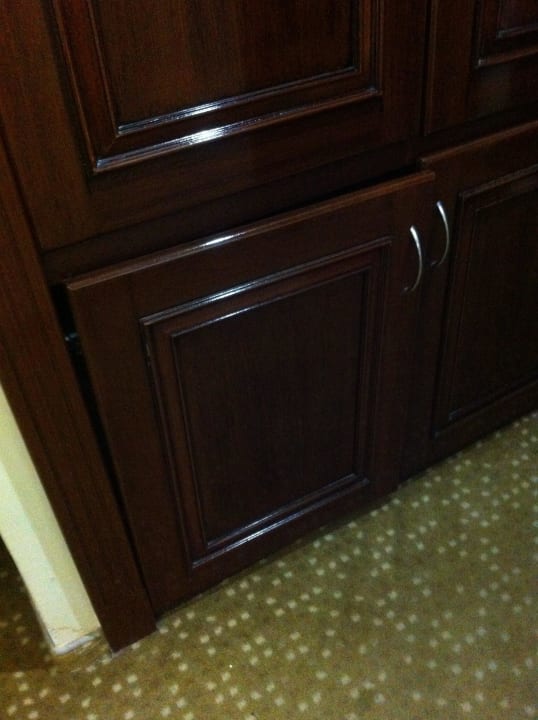 Schiefe Schranktür: Darin der Safe ! Armas Gül Beach