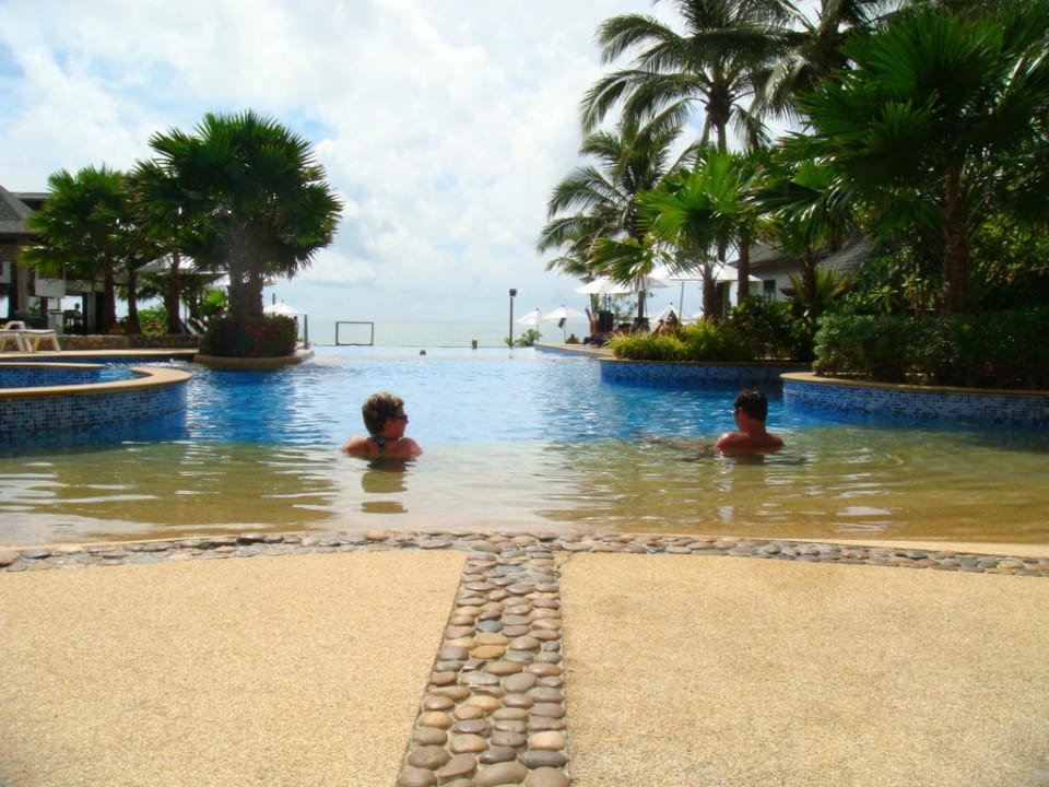 Blick vom Pool aufs Meer La Flora Khao Lak