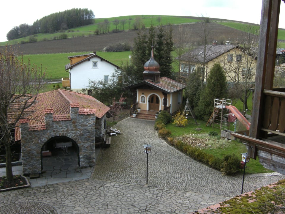 Biergarten und Hotelkapelle Familotel Der Böhmerwald - Euer Familienhotel im Bayerischen Wald
