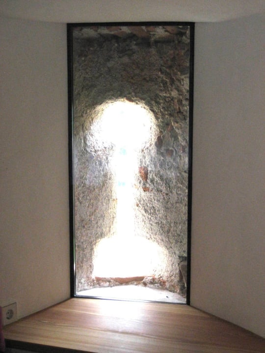 Schießscharte hinter Glas Hotel Schloss Sonnenburg