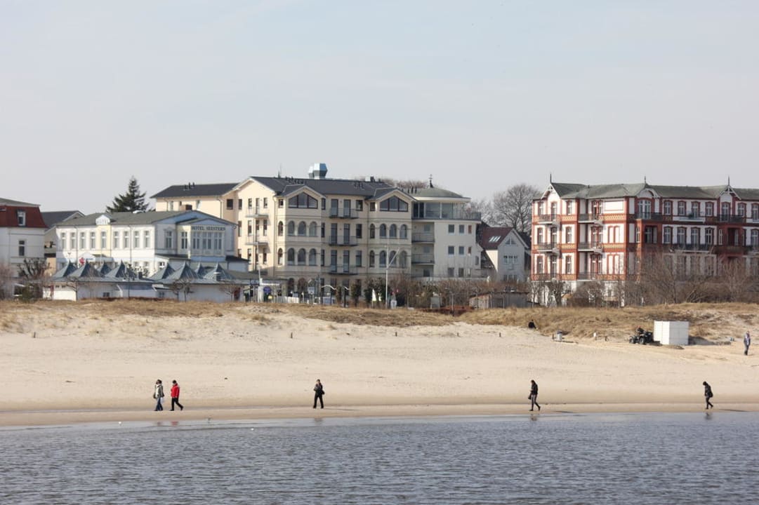 Blick vom Strand auf das Hotel Das Ahlbeck Hotel & SPA