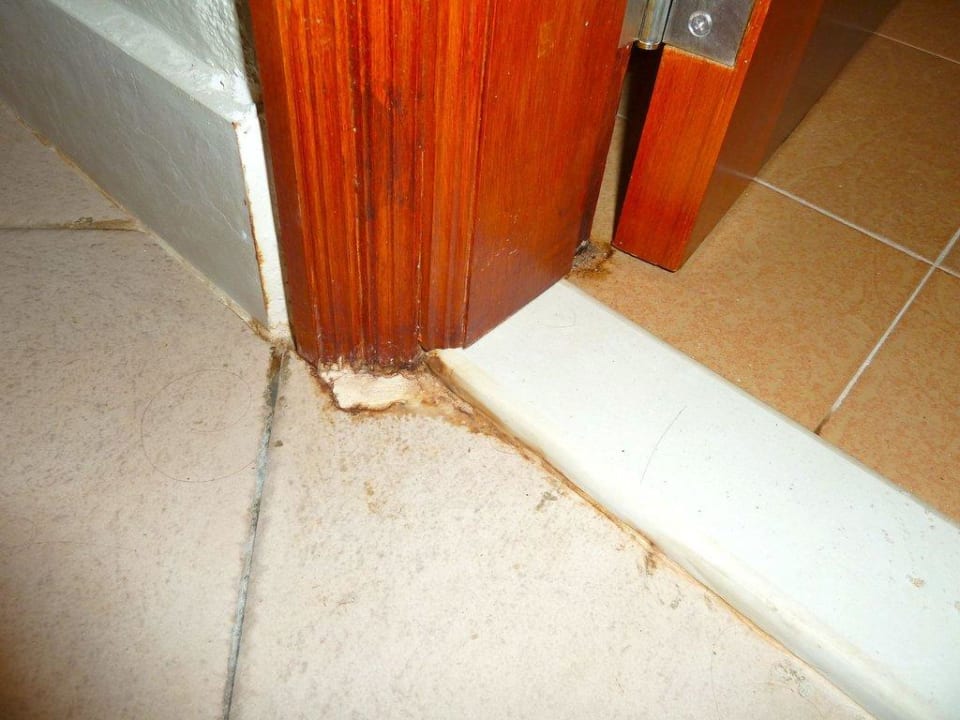 Schimmel an der Zimmertür  Berjaya Beau Vallon Bay Resort & Casino