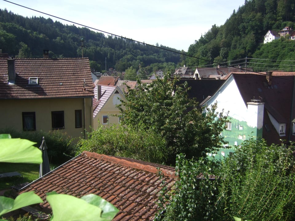 Ausblick von der Gartenanlage aus über Calw Apartments Hermann's Neue Post