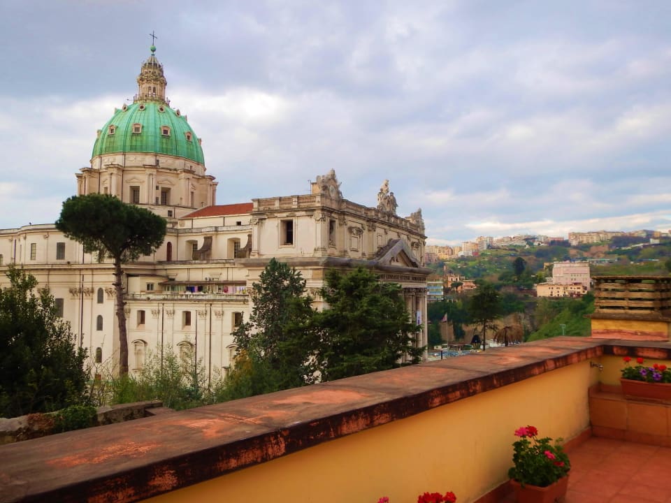 Ausblick auf die Kirche San Gennaro Grand Hotel Capodimonte