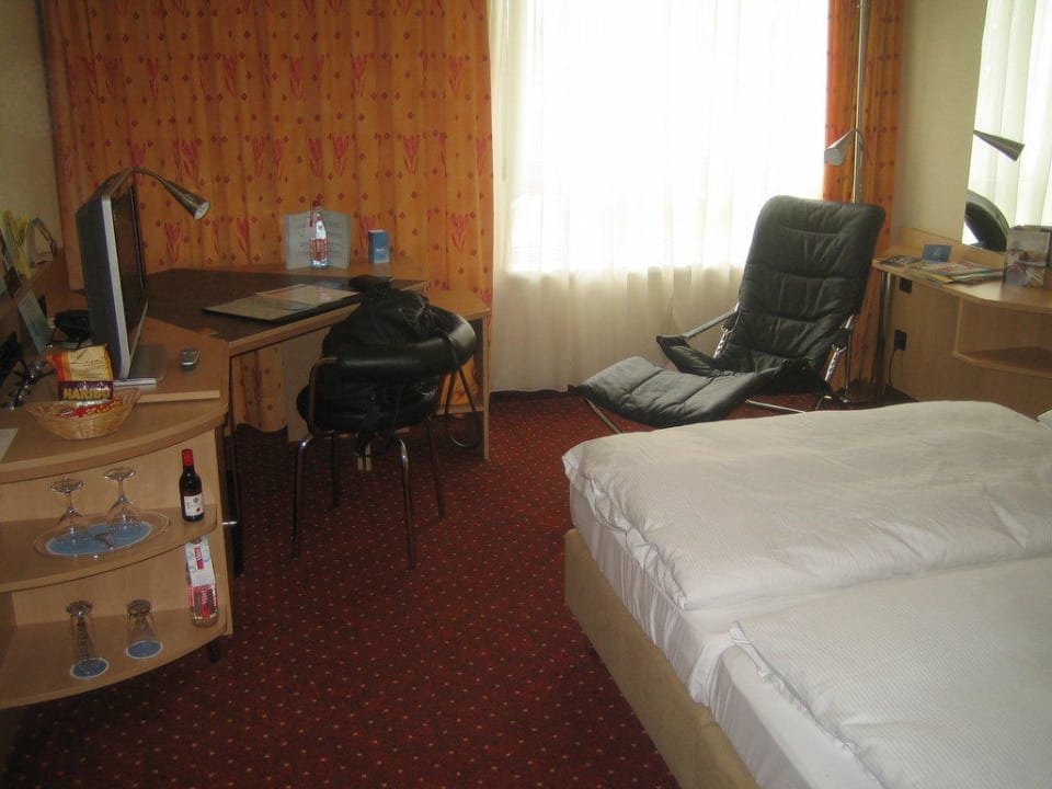 Zimmer mit Schreibtisch und TV Hotel NH Leipzig Messe