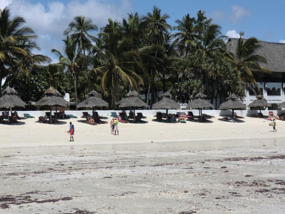Strand bei Ebbe von der Meerseite Hotel Southern Palms Beach Resort