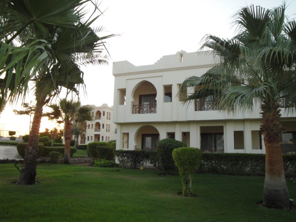 Blick vom Garten auf unser Zimmer Charmillion Club Resort