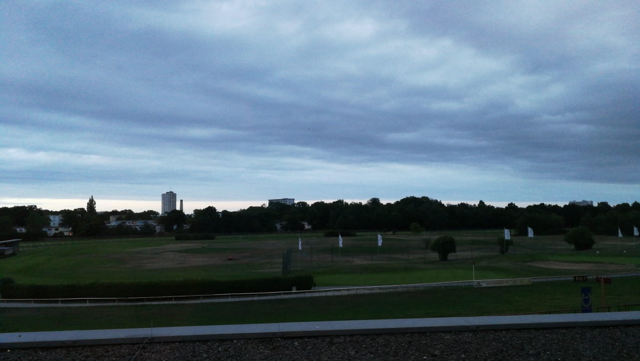 Ausblick ATLANTIC Hotel Galopprennbahn