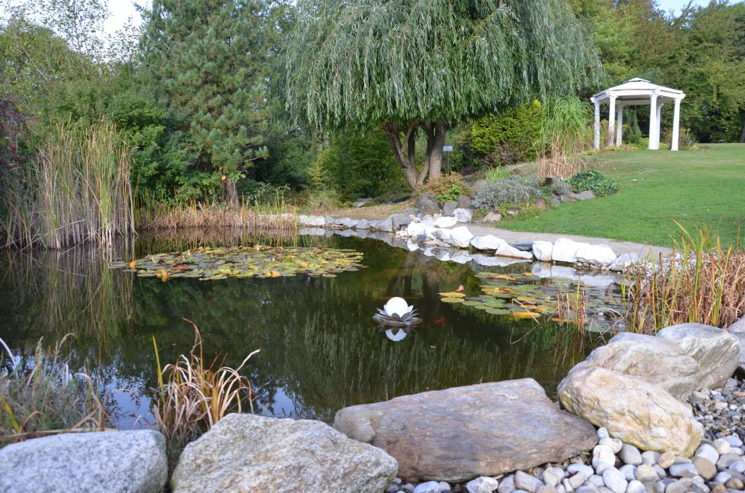 "Teich mit Pavillon" Hotel Reiterhof Wirsberg (Wirsberg) • HolidayCheck