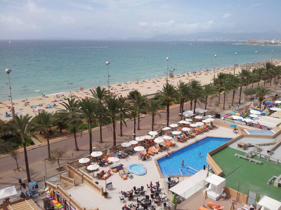 Blick vom Balkon auf Pool und Strand allsun Hotel Pil-lari Playa