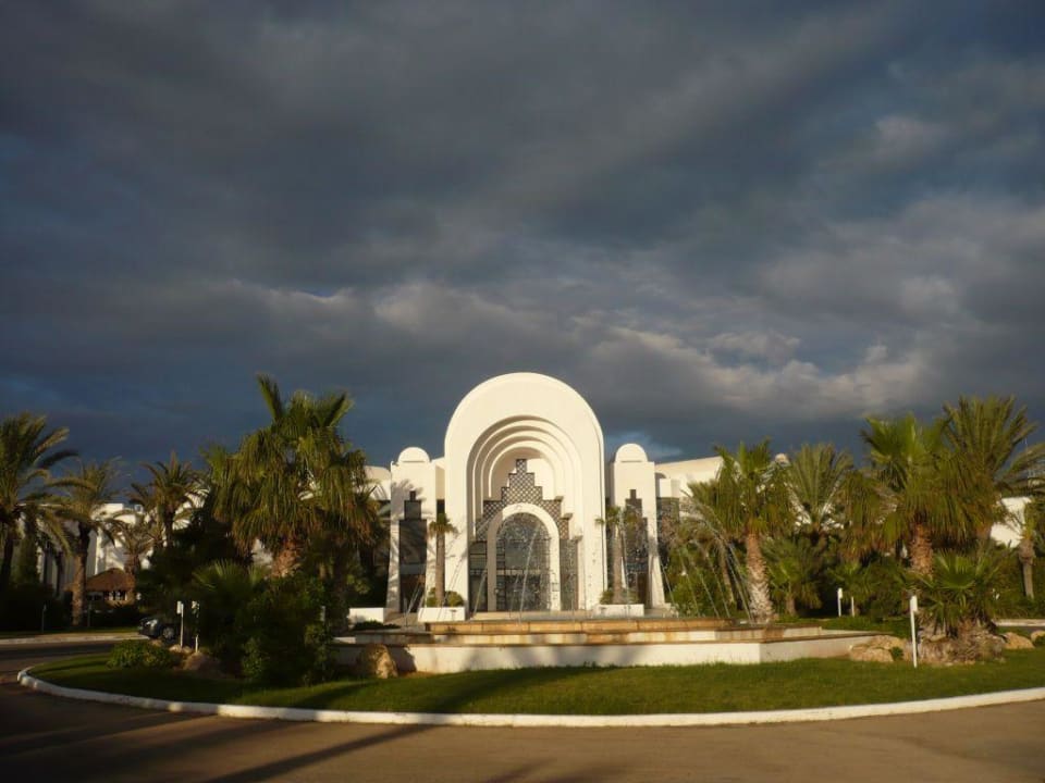 Vorplatz des Hotels Radisson Blu Palace Resort & Thalasso Djerba