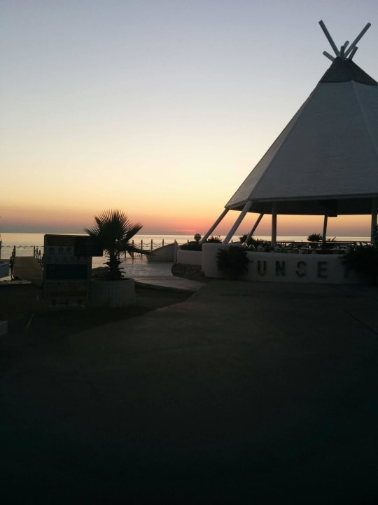 Strandbar Sunset bei Sonnenaufgang Balmy Foresta