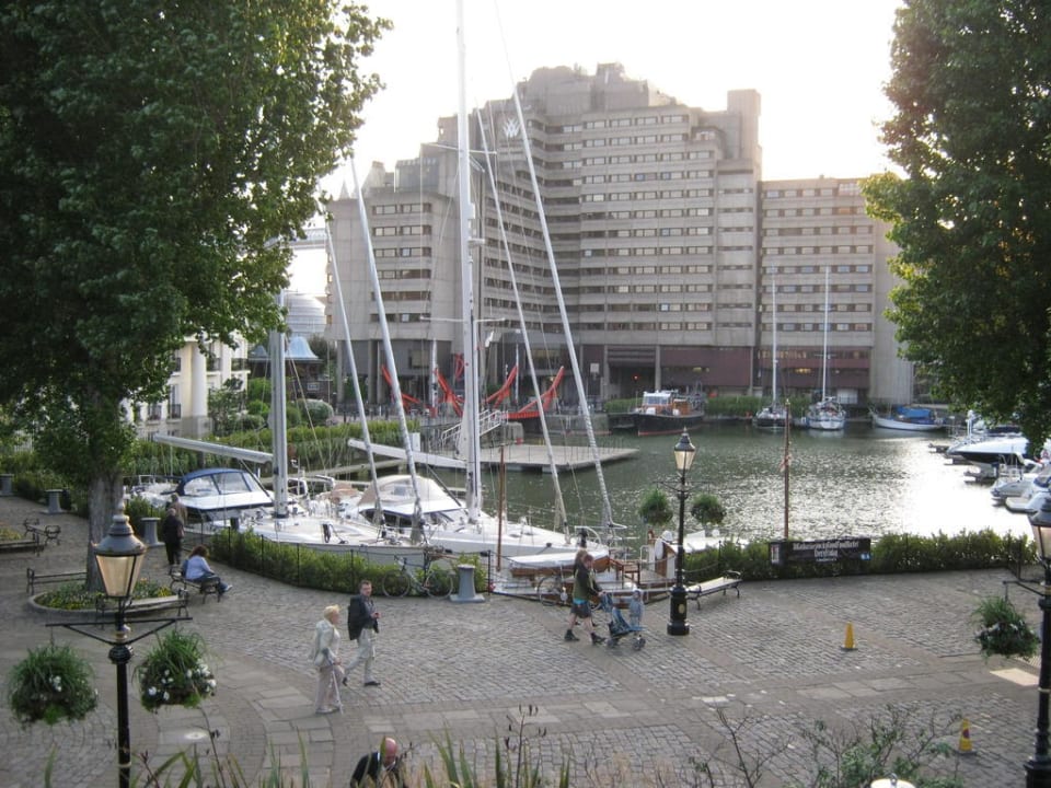 Blick aufs Hotel vom Jachthafenrestaurant The Tower - A Guoman Hotel