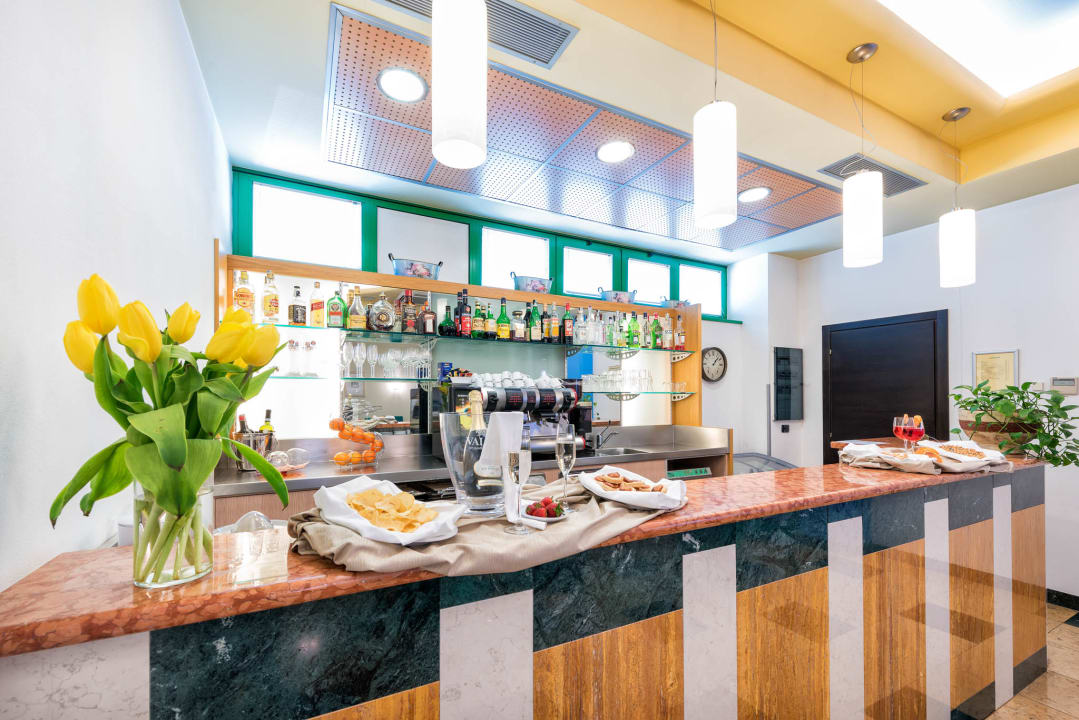 Restaurant West Point Airport Hotel