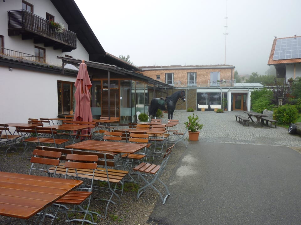 Sitzgelegenheit vor dem Restaurant Kinderhotel Simmerl