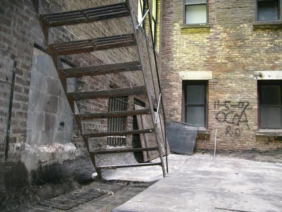 Zimmer 206 - Blick aus dem Fenster auf d. Innenho St. James Hotel