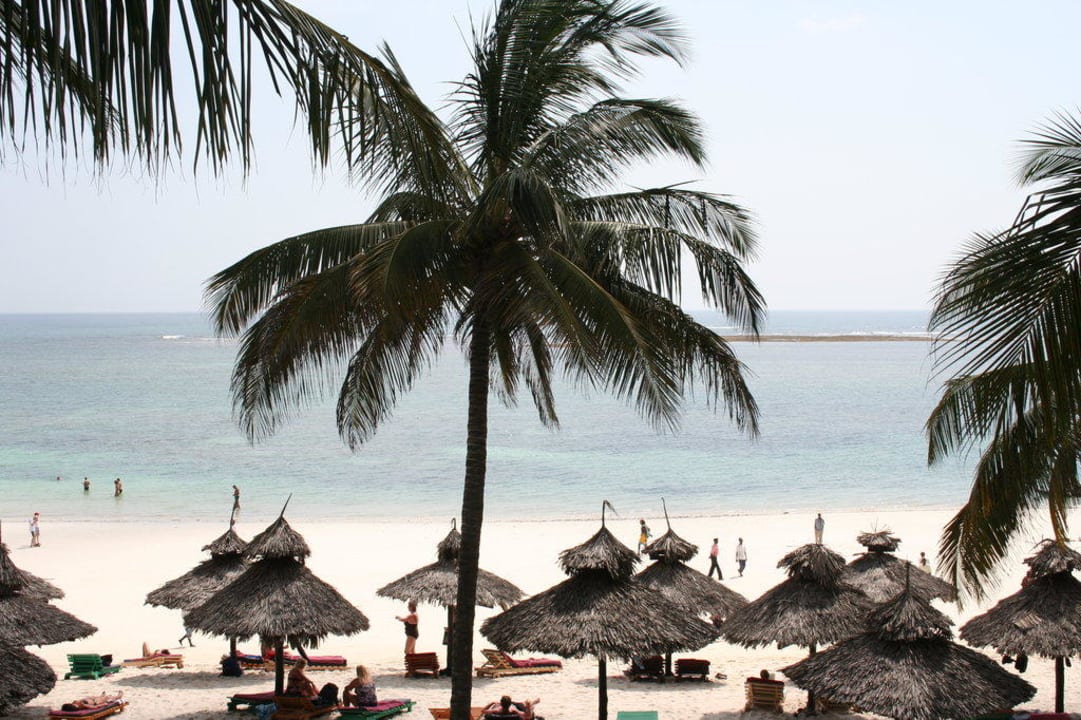 Blick vom Balkon auf den Strand Hotel Southern Palms Beach Resort