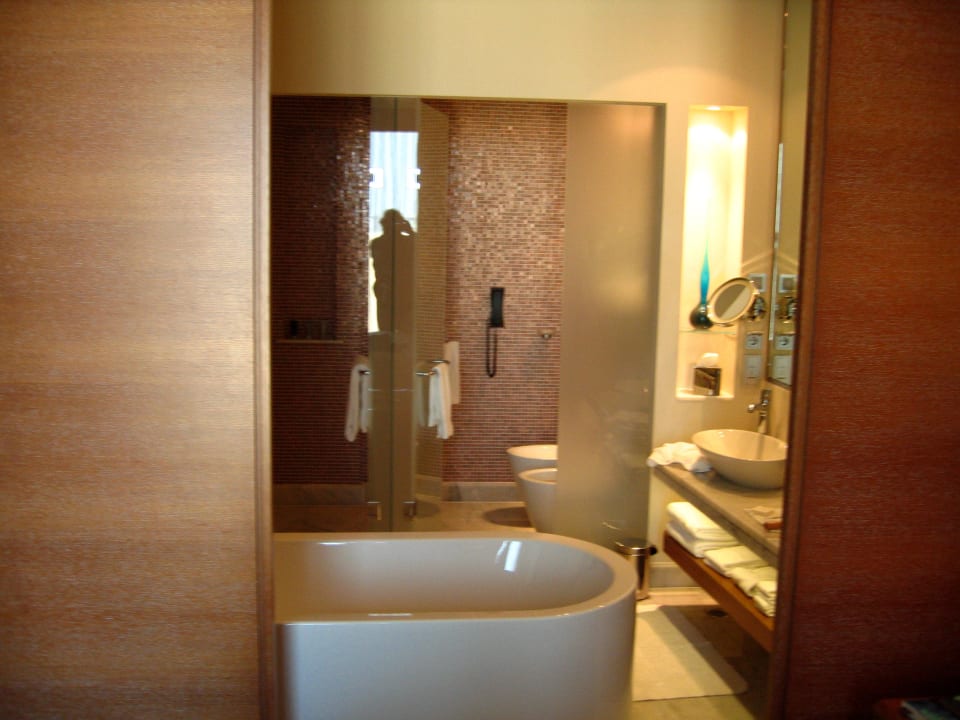 Das geöffnete Bad JW Marriott Absheron Baku