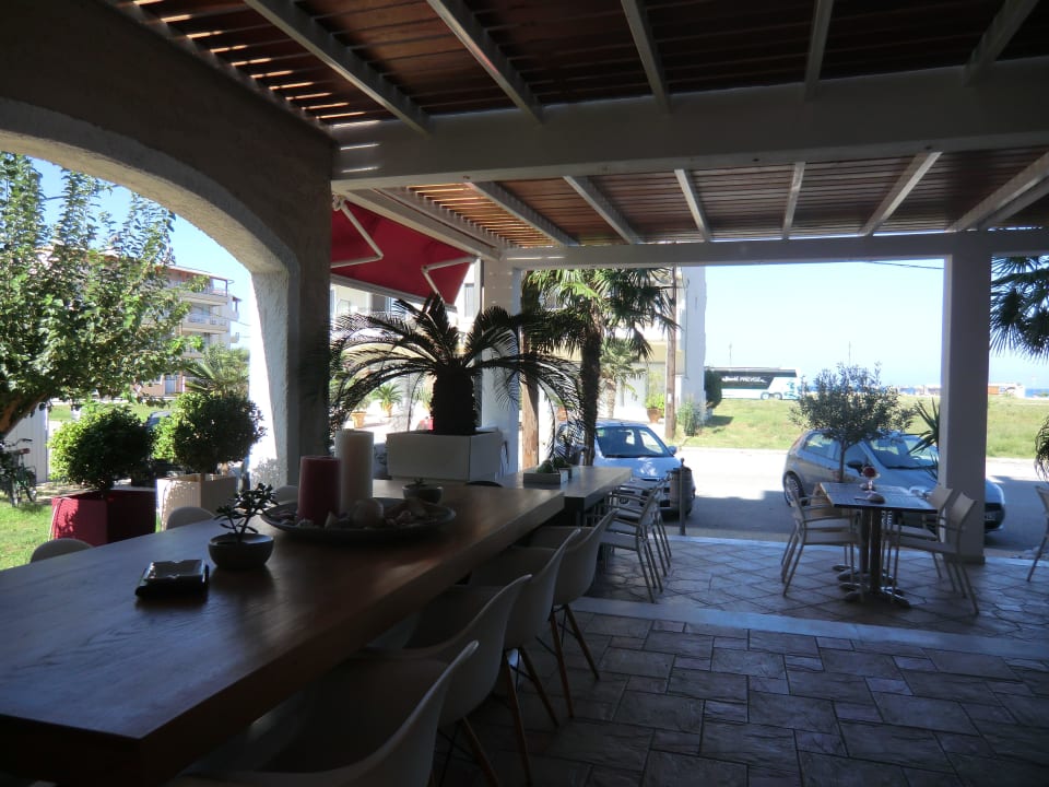 Restaurantbereich im Aussenbereich des Hotels Evilion Sea & Sun Hotel