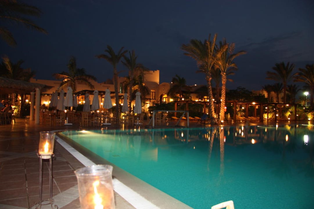 Pool bei Nacht Hotel JAZ Makadi Star & Spa