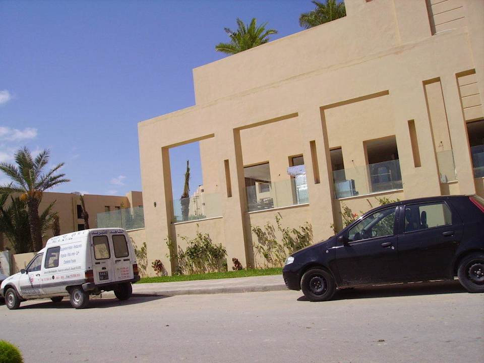 von der Straße aus Hotel Rosa Beach
