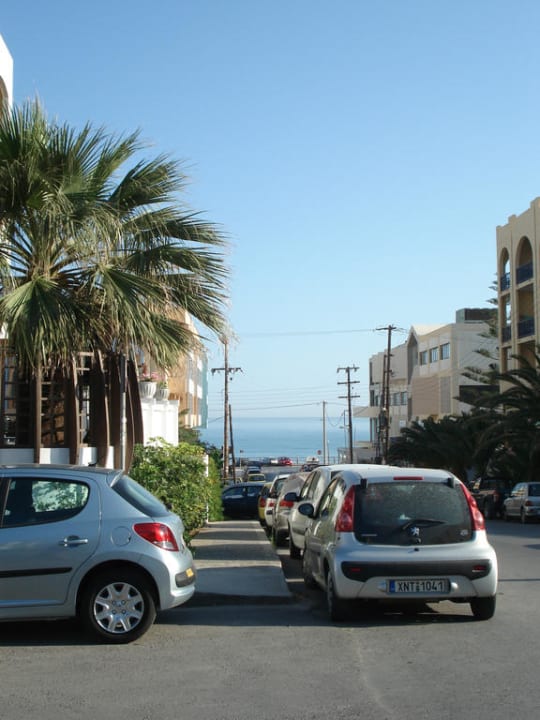 Weg vom Hotel runter zum Strand - keine 5 Minuten Hotel Theartemis Palace