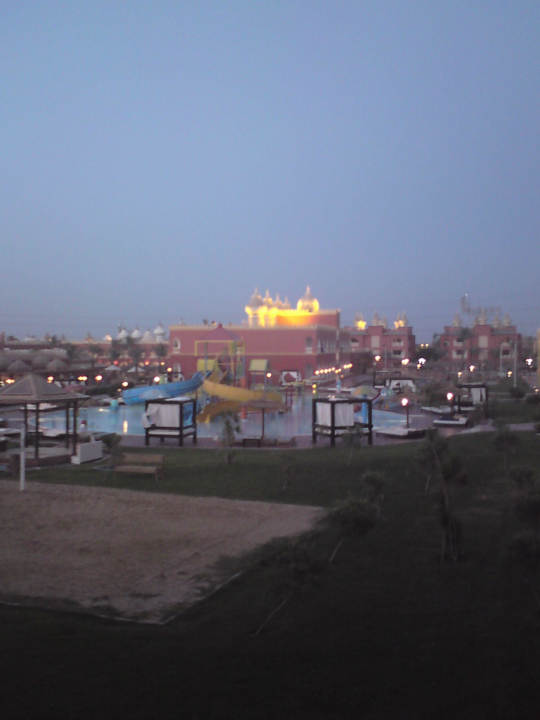 Blick vom 800 Zimmer Pickalbatros Alf Leila Wa Leila Resort - Neverland Hurghada