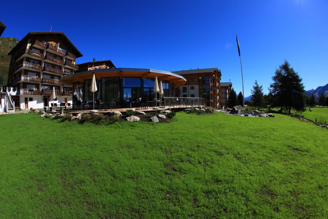 Rezeption mit Hotel im Hintergrund Hotel Royal