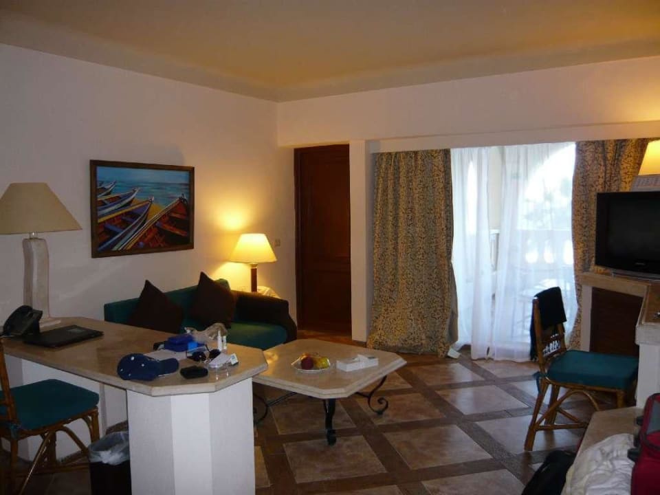 Sitzgelegenheit und TV im Zimmer Pickalbatros Citadel Resort