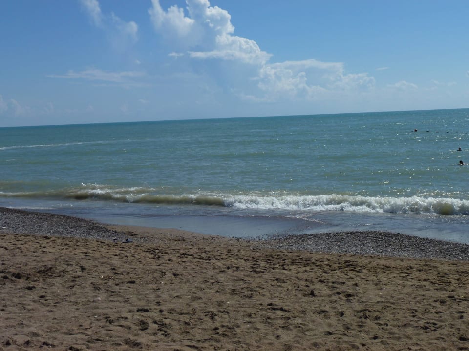 Schöner Sandstrand mit kleinen Kiesel Papillon Zeugma Relaxury