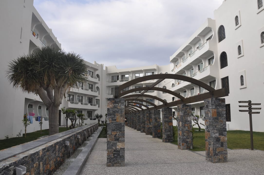 Innenhof Atlantica Akti Zeus Hotel