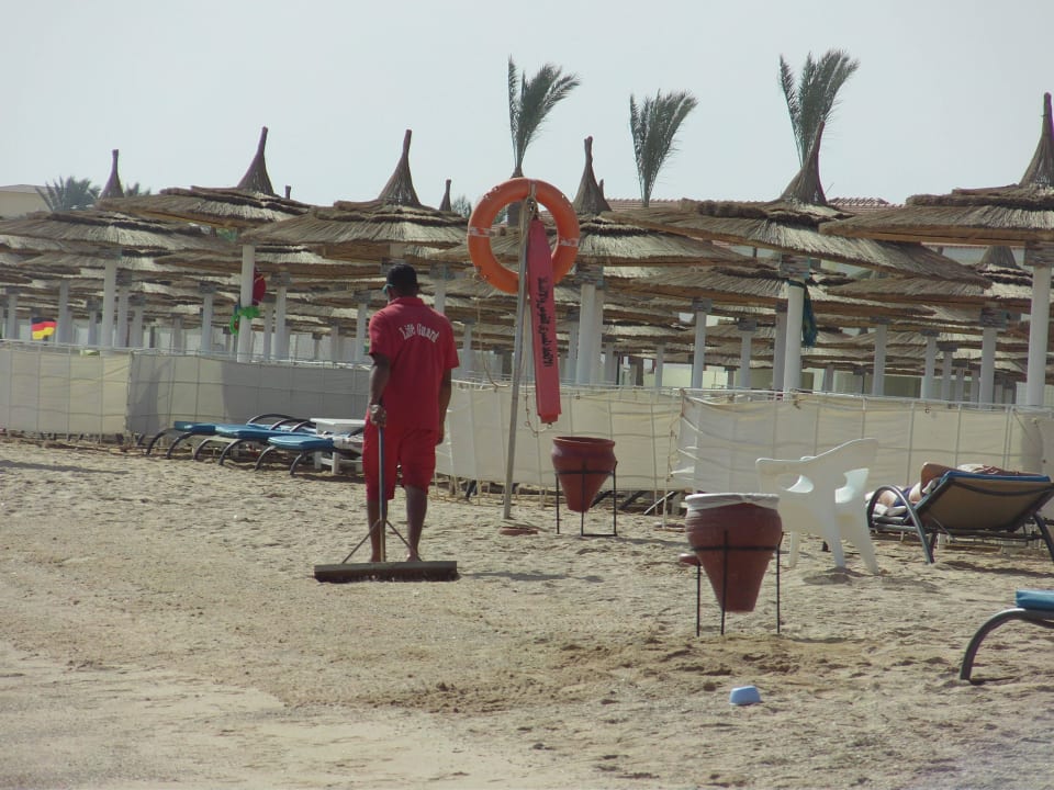 Mitarbeiter am Strand  Pickalbatros Dana Beach Resort - Hurghada