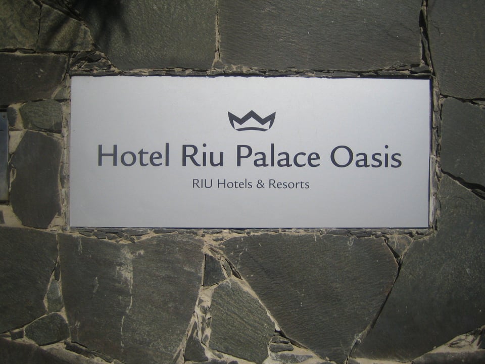 Schild am Gartentor Hotel Riu Palace Oasis