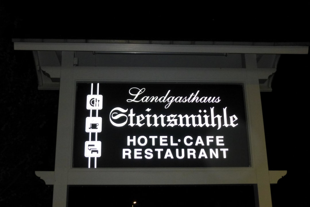 Schild an der Zufahrt Hotel Landgasthaus Steinsmühle