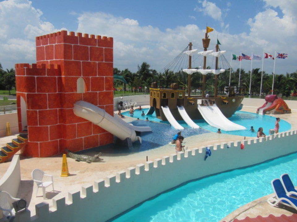 Basen ze zjeżdżalniami Seadust Cancun Family Resort