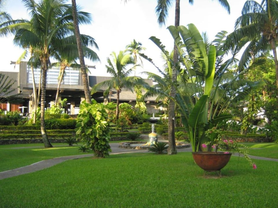На территории отеля. Warwick Fiji Hotel