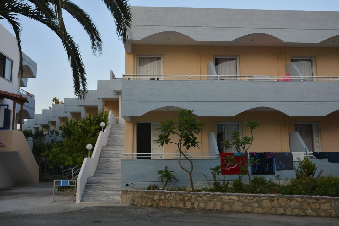 Das 1 von 4 Hotelsgebäude Hotel Kathrin Beach