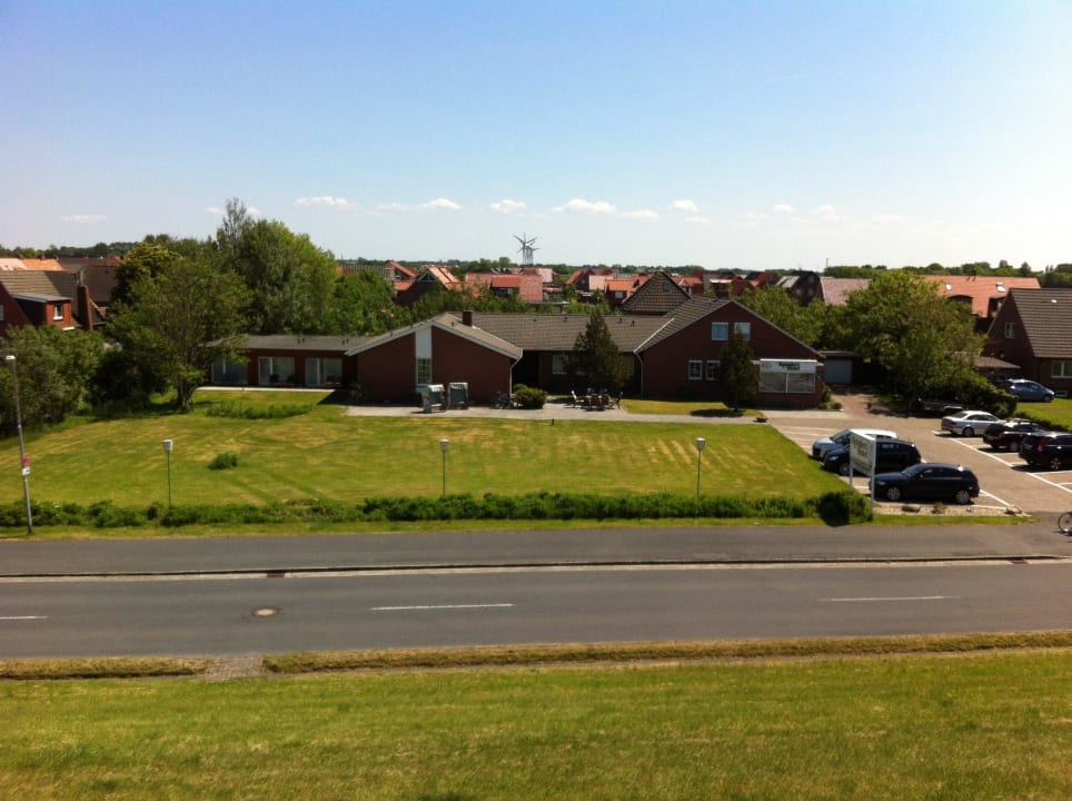 Blick vom Deich auf das Hotel (im Mai 2012) Hotel Reinders