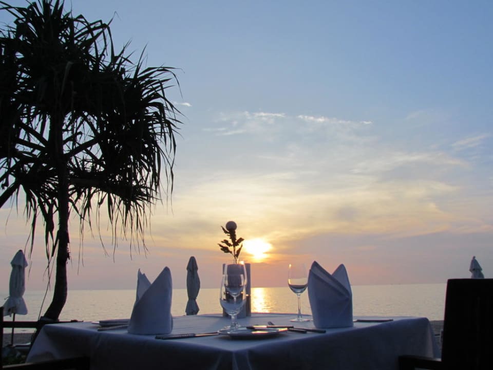 Sonnenuntergang beim Abendessen am Strand Layana Resort & Spa