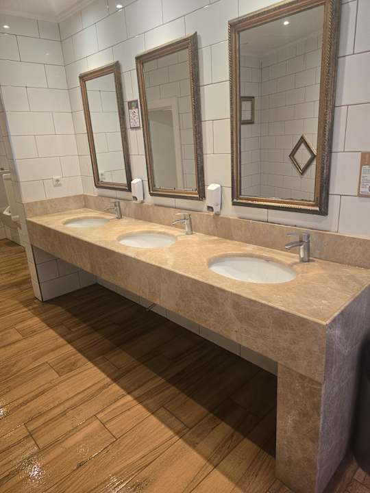 Sonstiges Azura Deluxe Resort & Spa Hotel