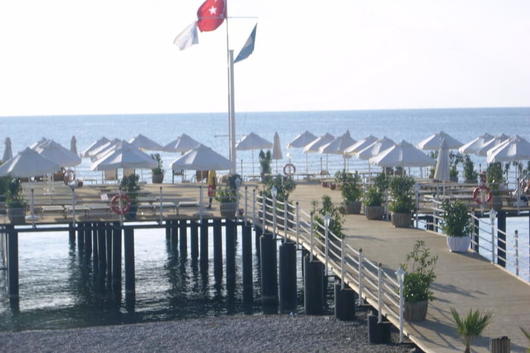Steg mit Sonnenliegen Limak Limra Hotel & Resort