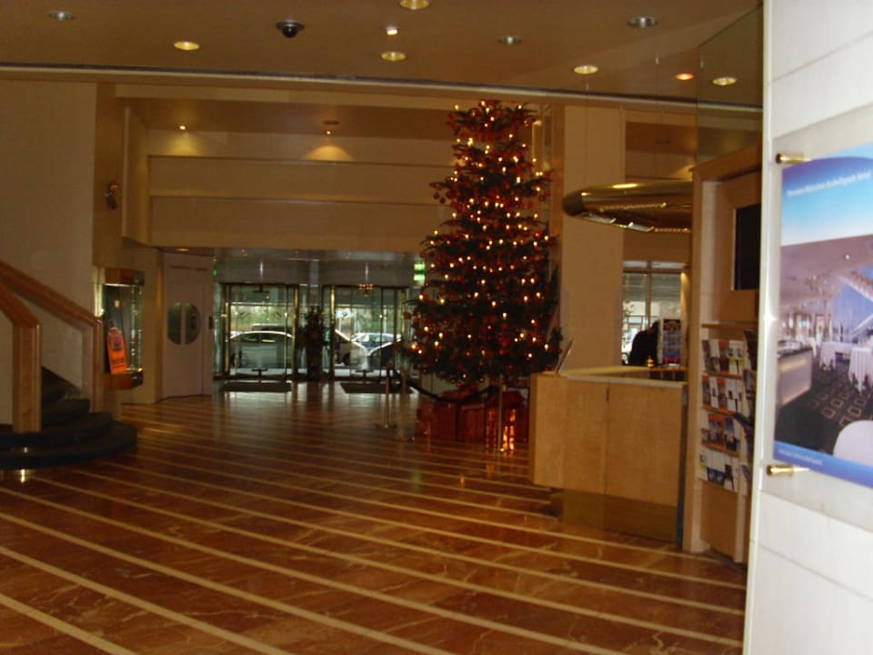 Schöne glänzende Lobby Four Points by Sheraton Munich Arabellapark