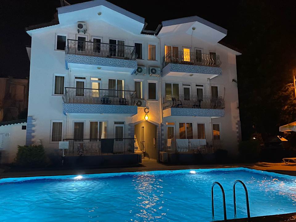 Pool Side Papaya Apart Hotel