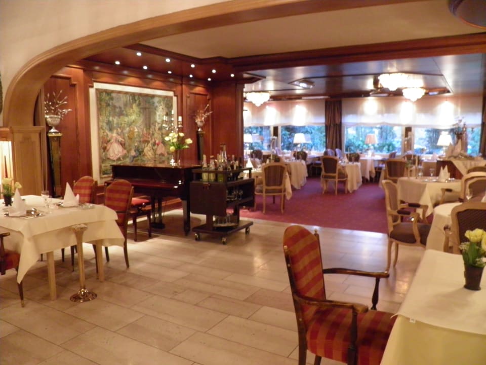 Sehr geräumiger Restaurantbereich Waldhotel Tannenhäuschen