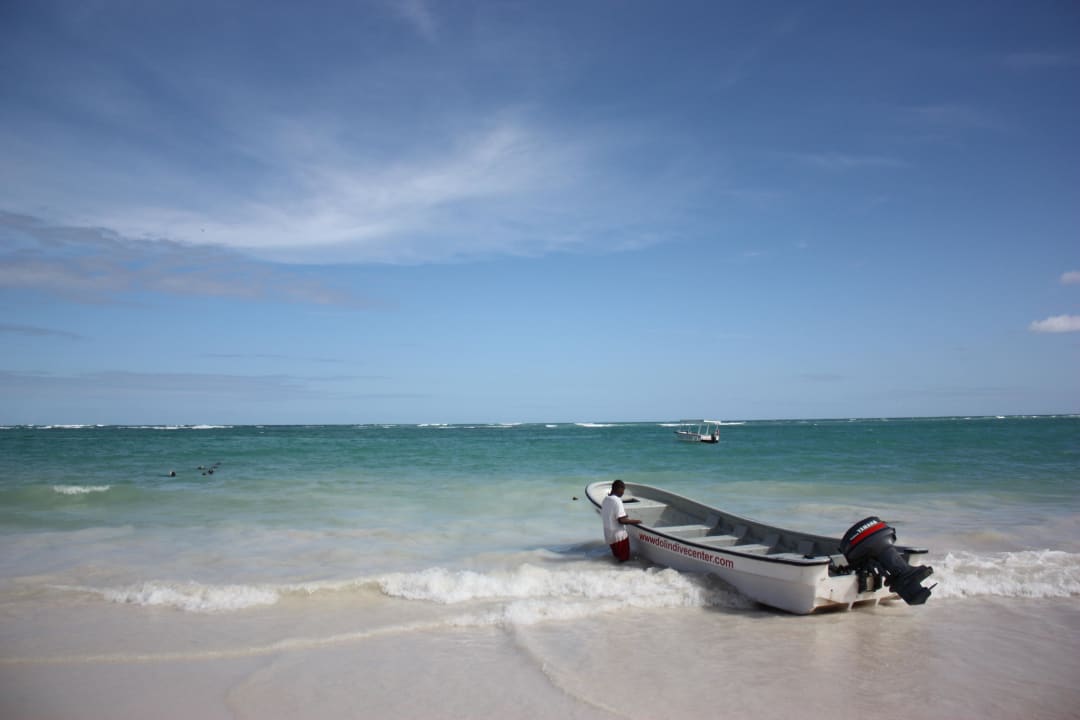 Ein Boot am Strand Grand Palladium Select Bávaro Resort & Spa