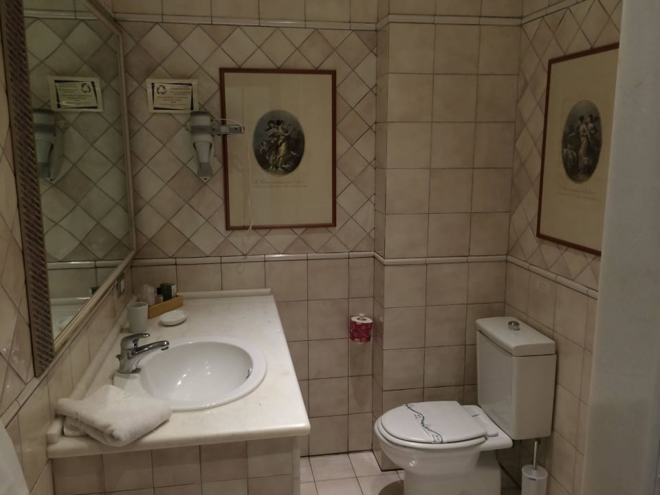 Geräumiges Bad Hotel Domus Mariae Benessere