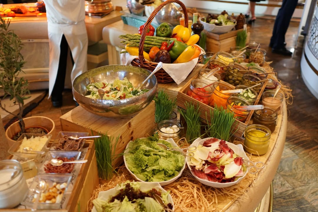 Teil des Salatbuffets Emirates Palace Mandarin Oriental
