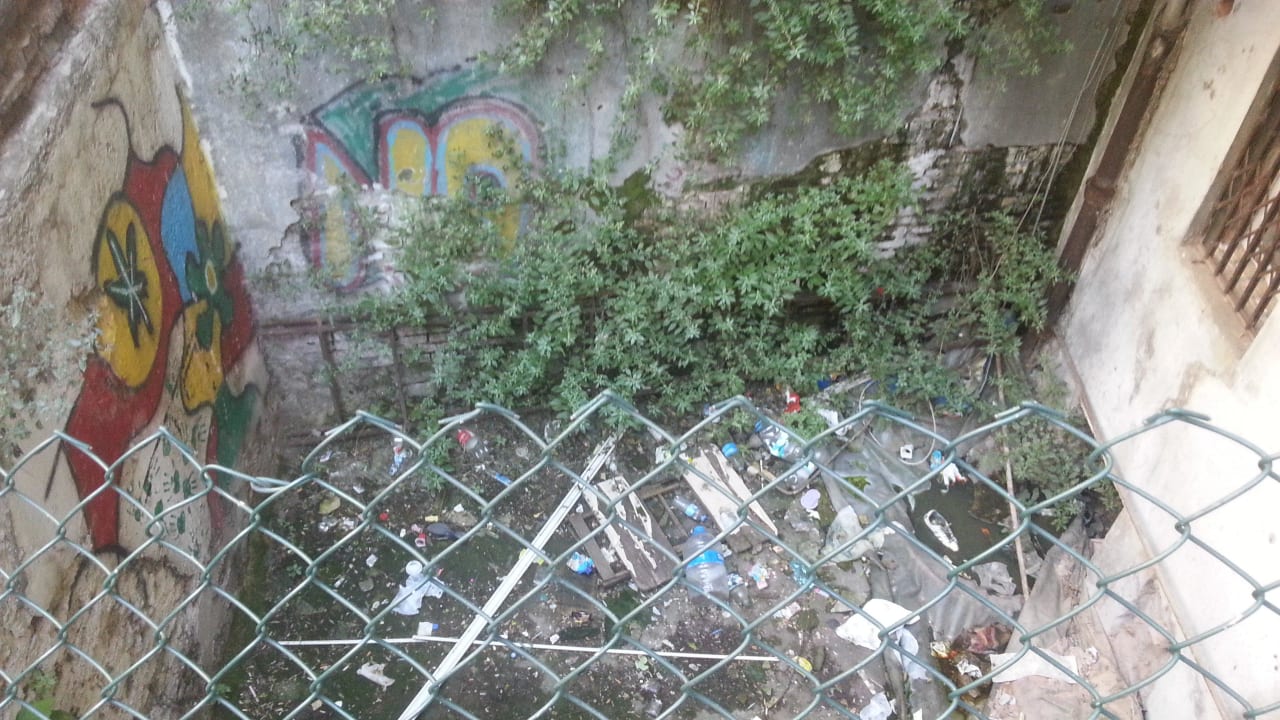 Direkt neben dem Balkon ein vermüllter Hof Apartments Comfort Suite Taksim